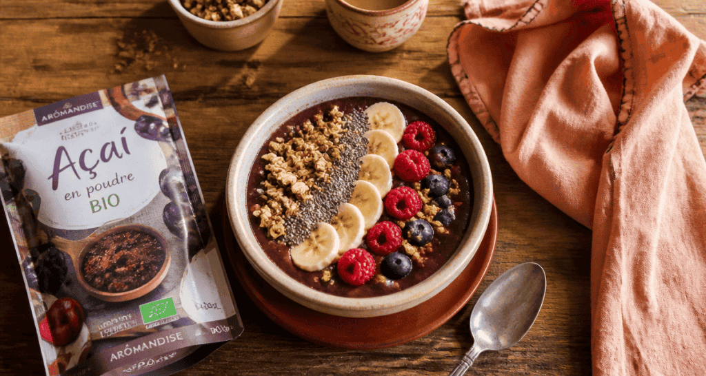 acai bowl avec granola et fruits frais