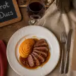 bistrot des ducs assiette canard et vin rouge