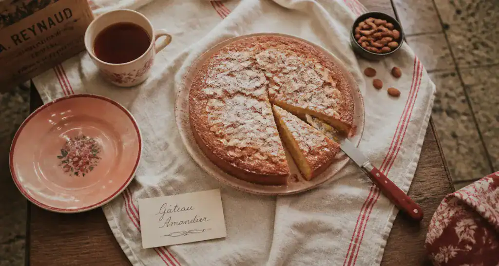 gateau poudre d'amande doré sur table en bois