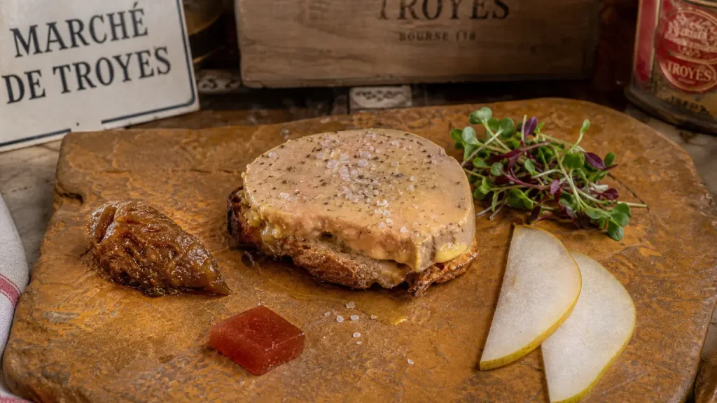 Foie gras avec quoi servir : pain toasté et fruits (poire, confit d’oignon)