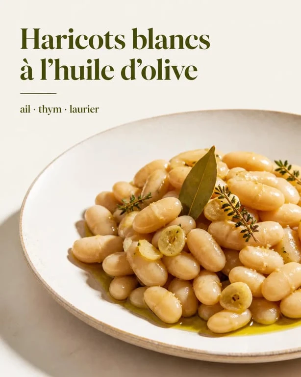 Comment faire cuire des haricot blanc : haricots blancs tendres à l’ail et au thym dans une assiette rustique